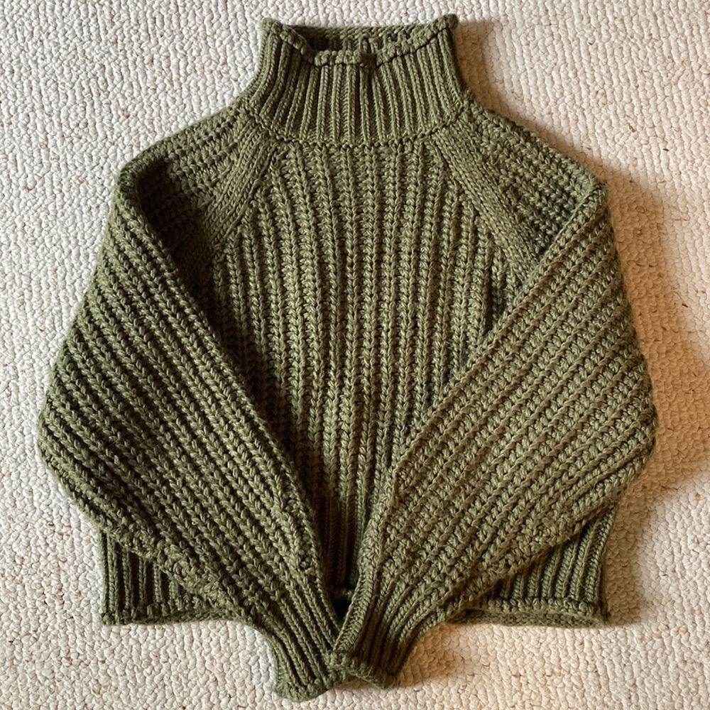 H&M cropped green sweater